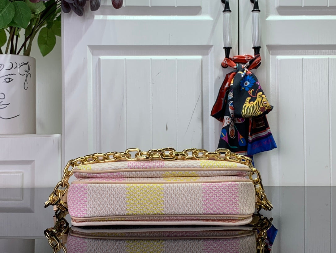 ＬＳ ＶＴＴＯＮ POCHETTE MÉTIS EAST WEST