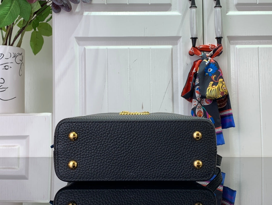 ＬＳ ＶＴＴＯＮ CAPUCINES BB BAG BLACK/WHITE