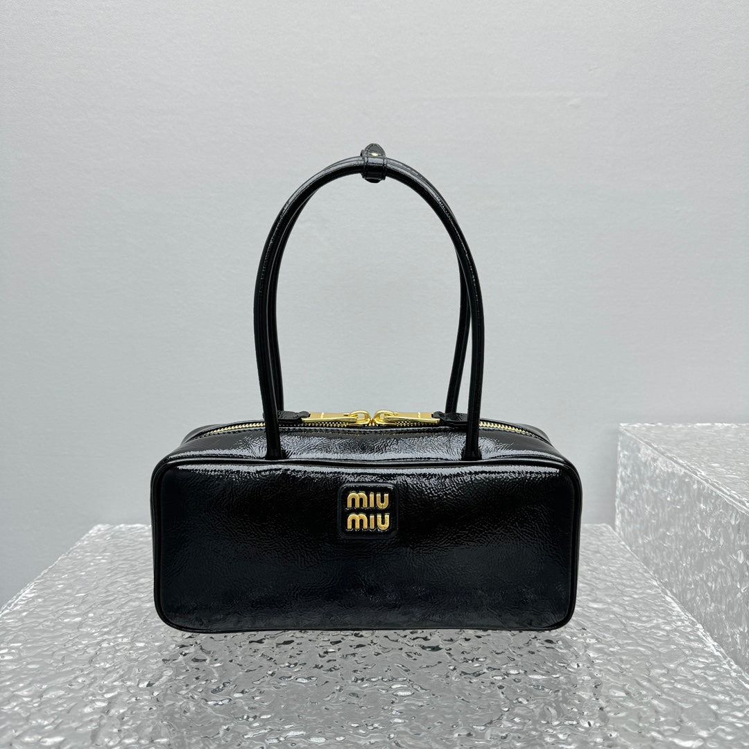 ＭＩ ＭＵ BEAU NAPLAK PATENT LEATHER BAG BLACK