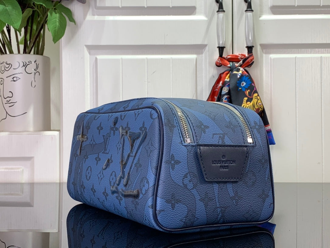ＬＳ ＶＴＴＯＮ DOPP KIT TOILETRY BAG NAVY