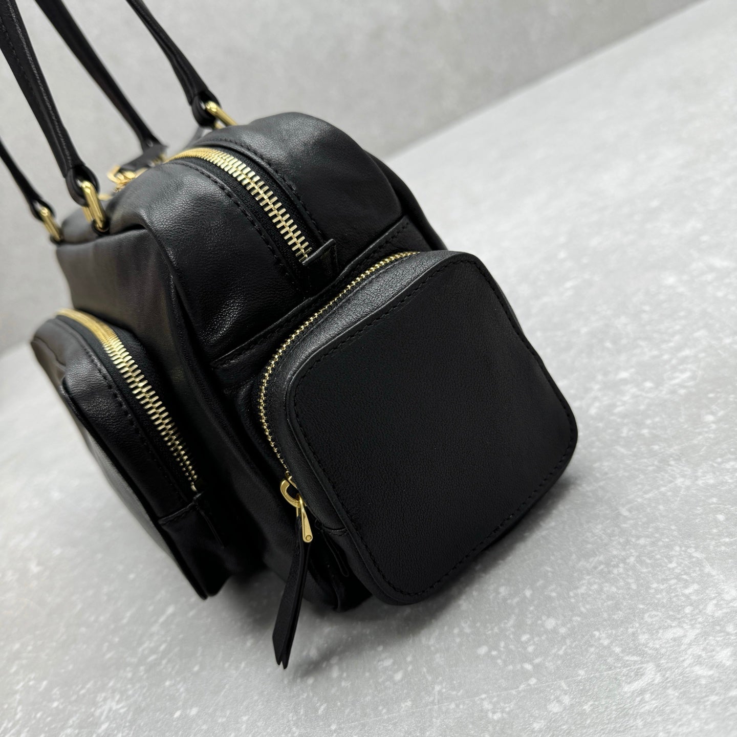 ＭＩ ＭＵ POCKET WASHED NAPPA LEATHER BAG BLACK