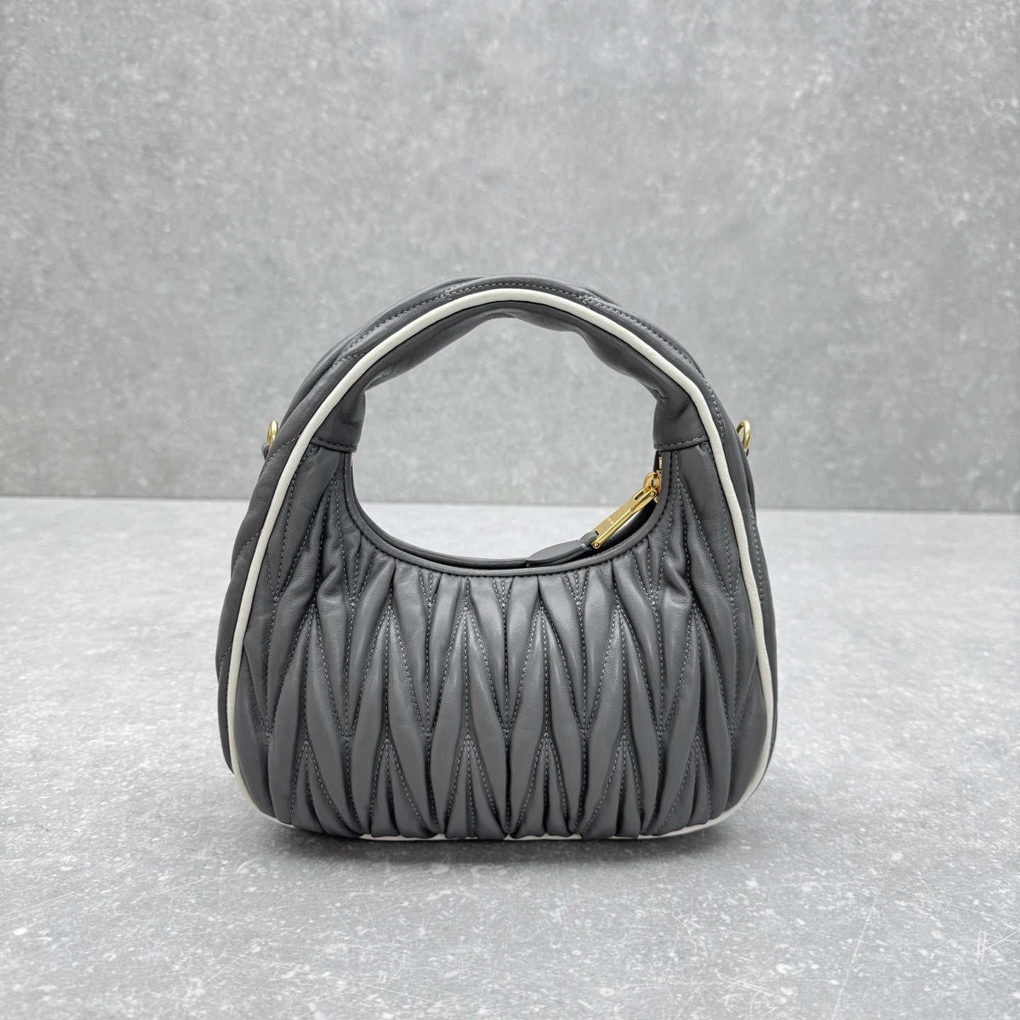 ＭＩ ＭＵ MATELASSÉ NAPPA LEATHER TOP HANDLE BAG GREY