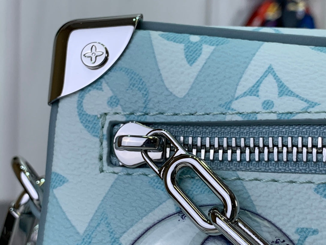 ＬＳ ＶＴＴＯＮ DISCOVERY SHOULDER BAG CRYSTAL BLUE