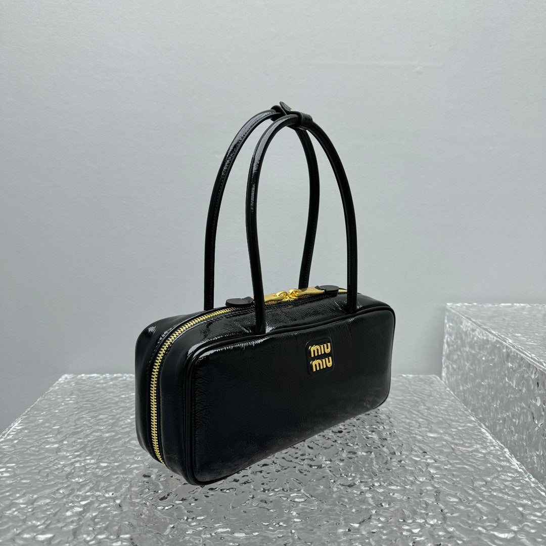 ＭＩ ＭＵ BEAU NAPLAK PATENT LEATHER BAG BLACK