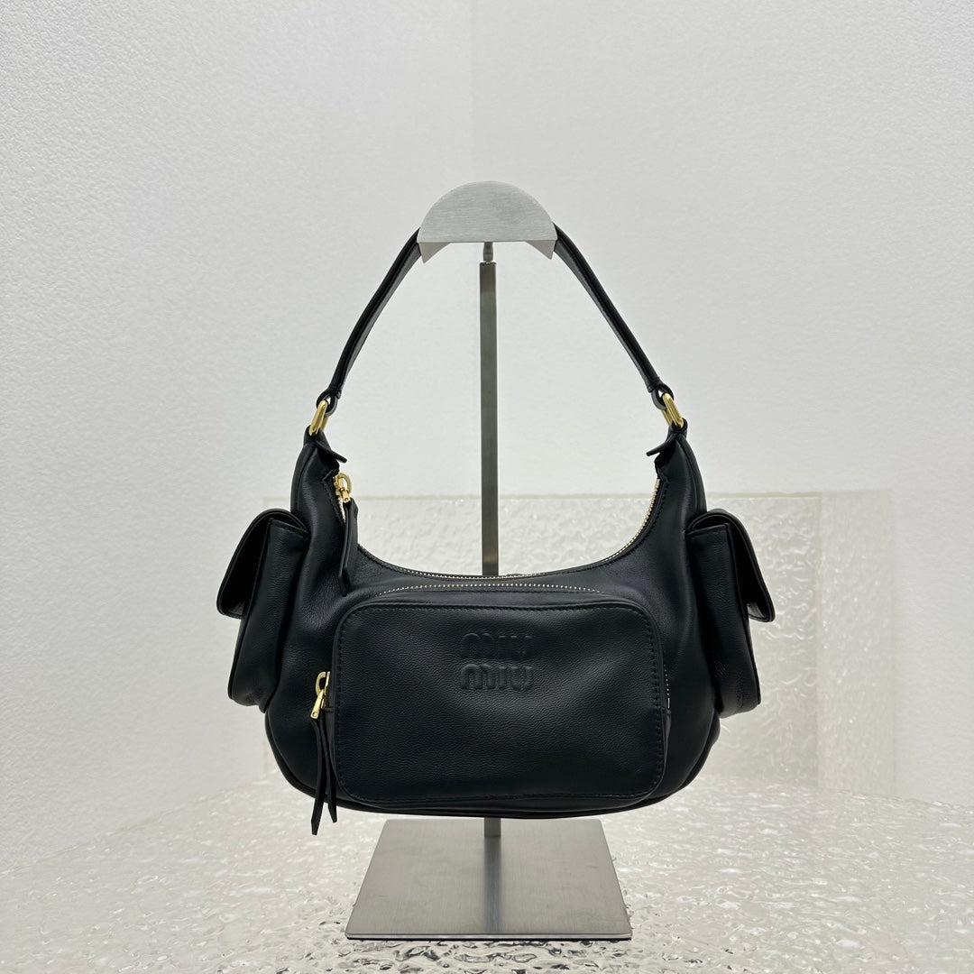 ＭＩ ＭＵ NAPPA LEATHER POCKET BAG BLACK