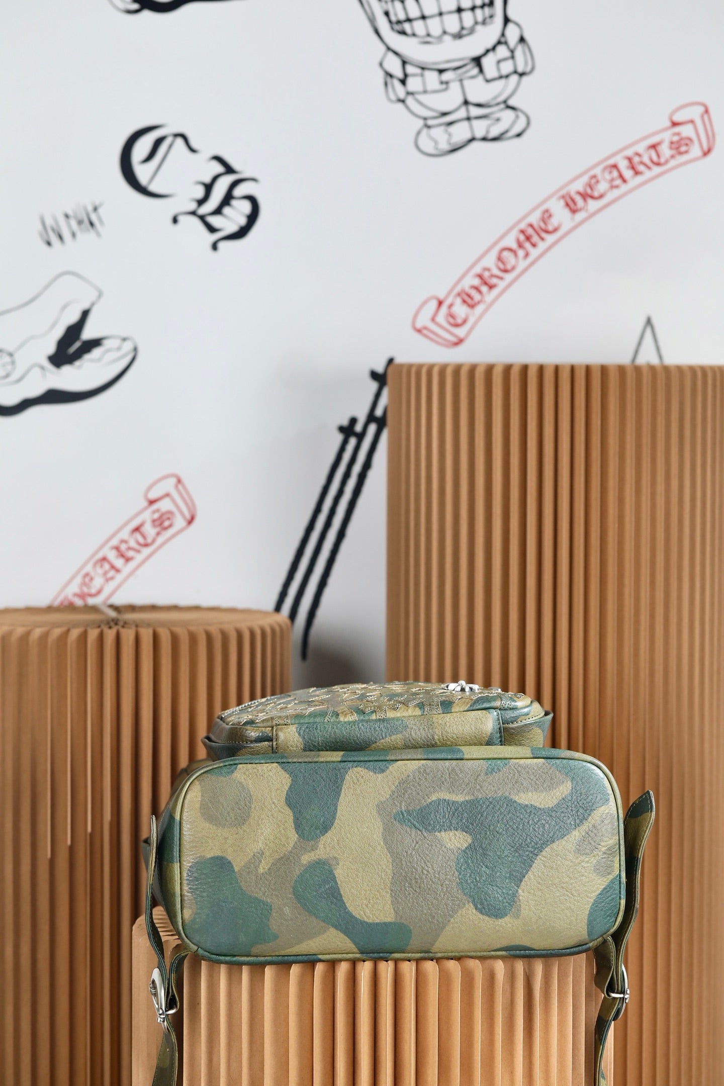 ＣＨＲＭ ＨＲＴＳ SEVENTH GRADE LEATHER CROSS BACKPACK CAMO