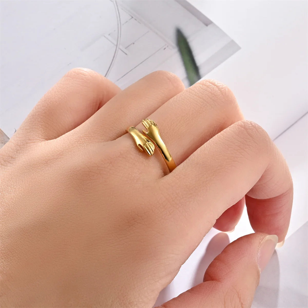 Closit Hug Ring – Adjustable Gold Design