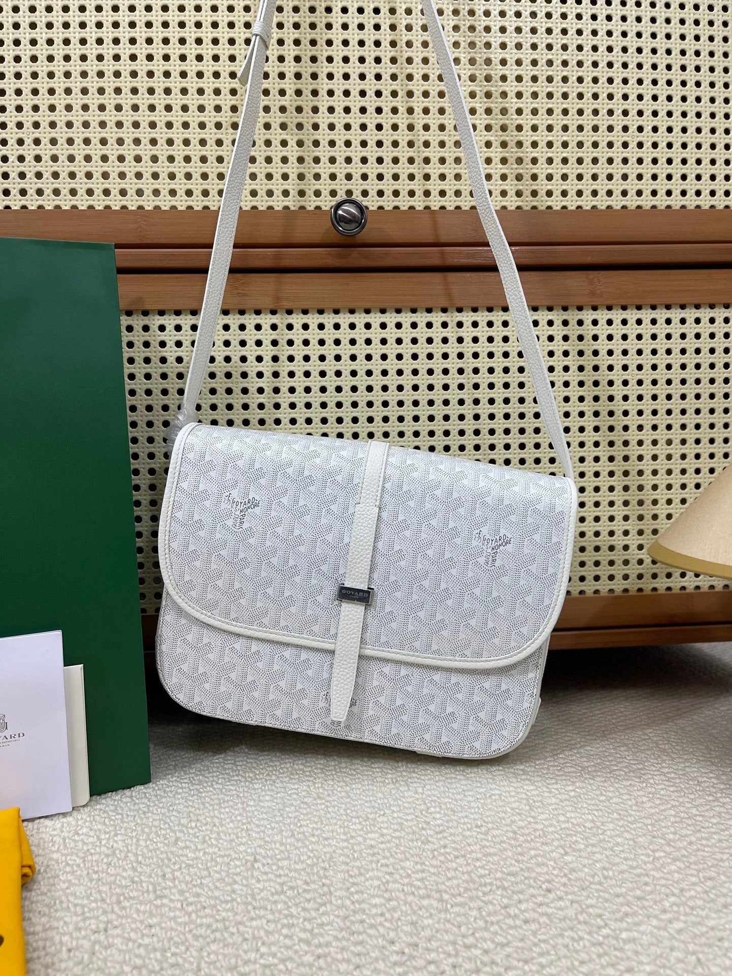 ＧＹＲＤ BELVEDERE MESSENGER CROSSBODY BAG WHITE