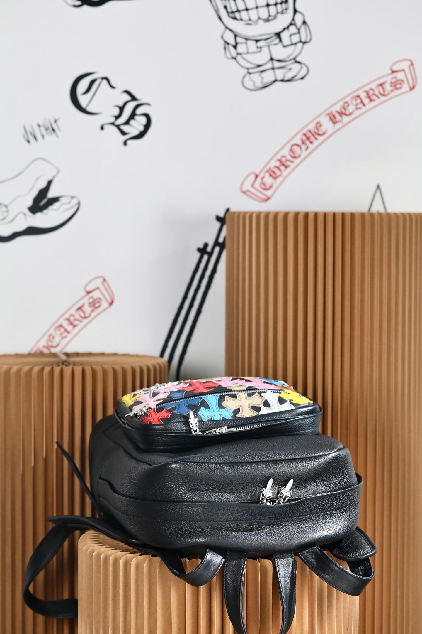 ＣＨＲＭ ＨＲＴＳ MULTICOLOR CROSS PATCH BACKPACK BLACK