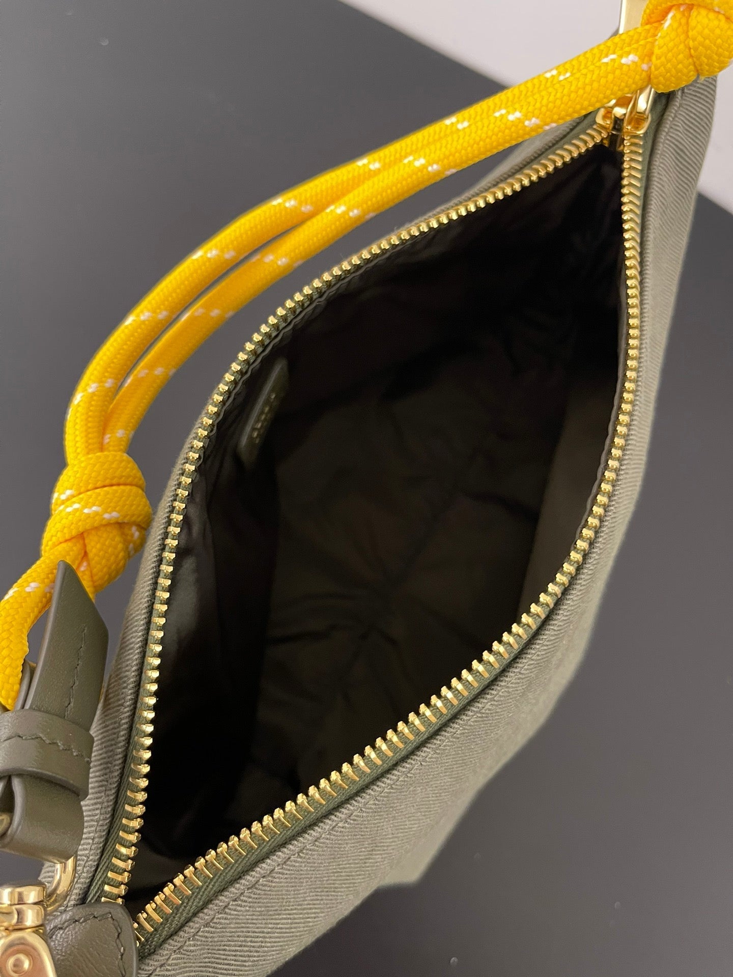 ＭＩ ＭＵ GABARDINE POUCH OLIVE GREEN