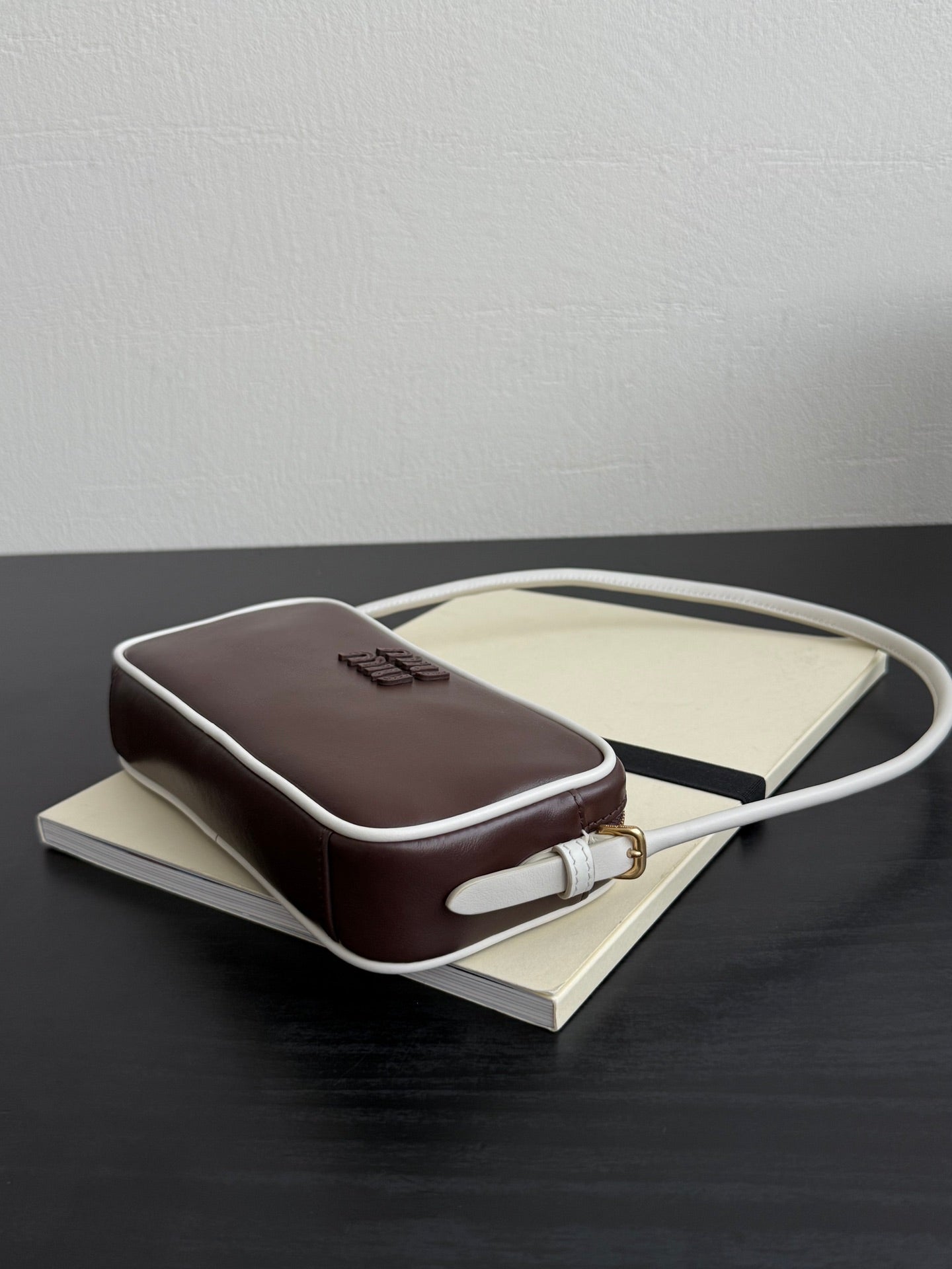 ＭＩ ＭＵ WANDER MATELASSÉ LEATHER TOTE BAG BROWN