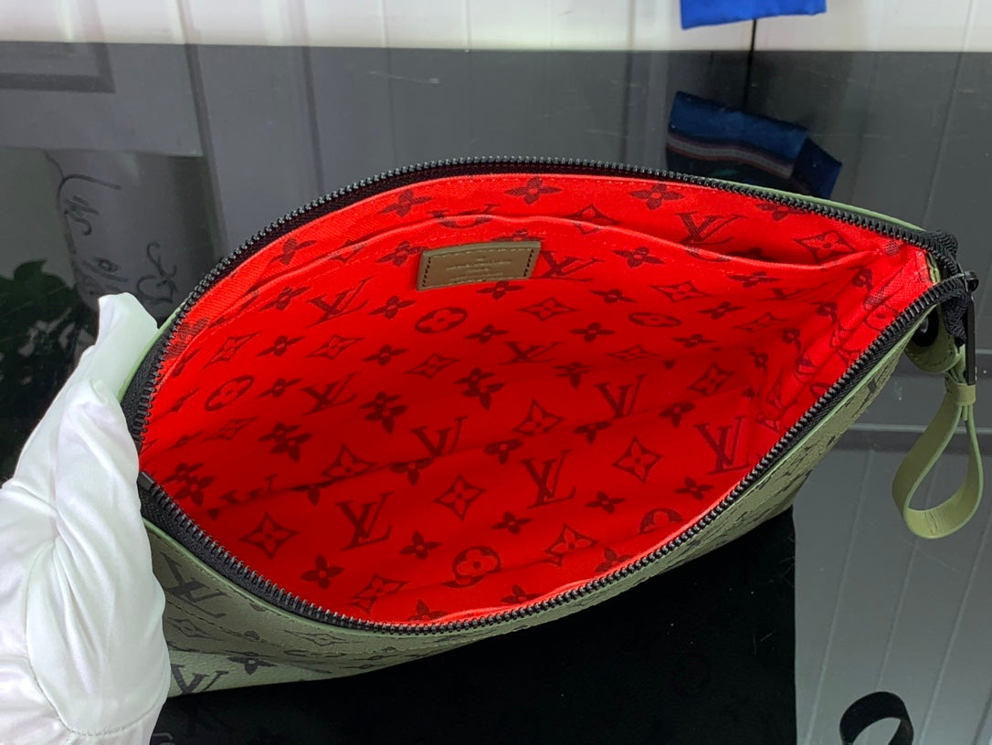 ＬＳ ＶＴＴＯＮ TOILETRY POUCH