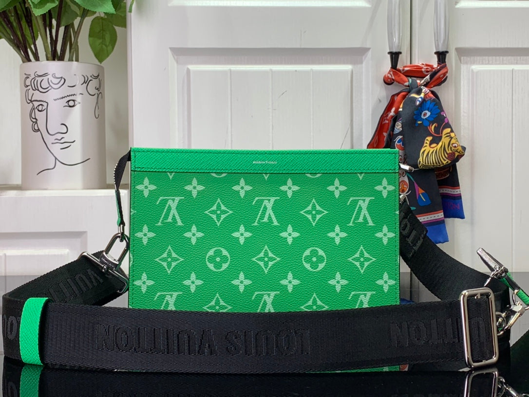 ＬＳ ＶＴＴＯＮ GASTON WEARABLE WALLET GREEN