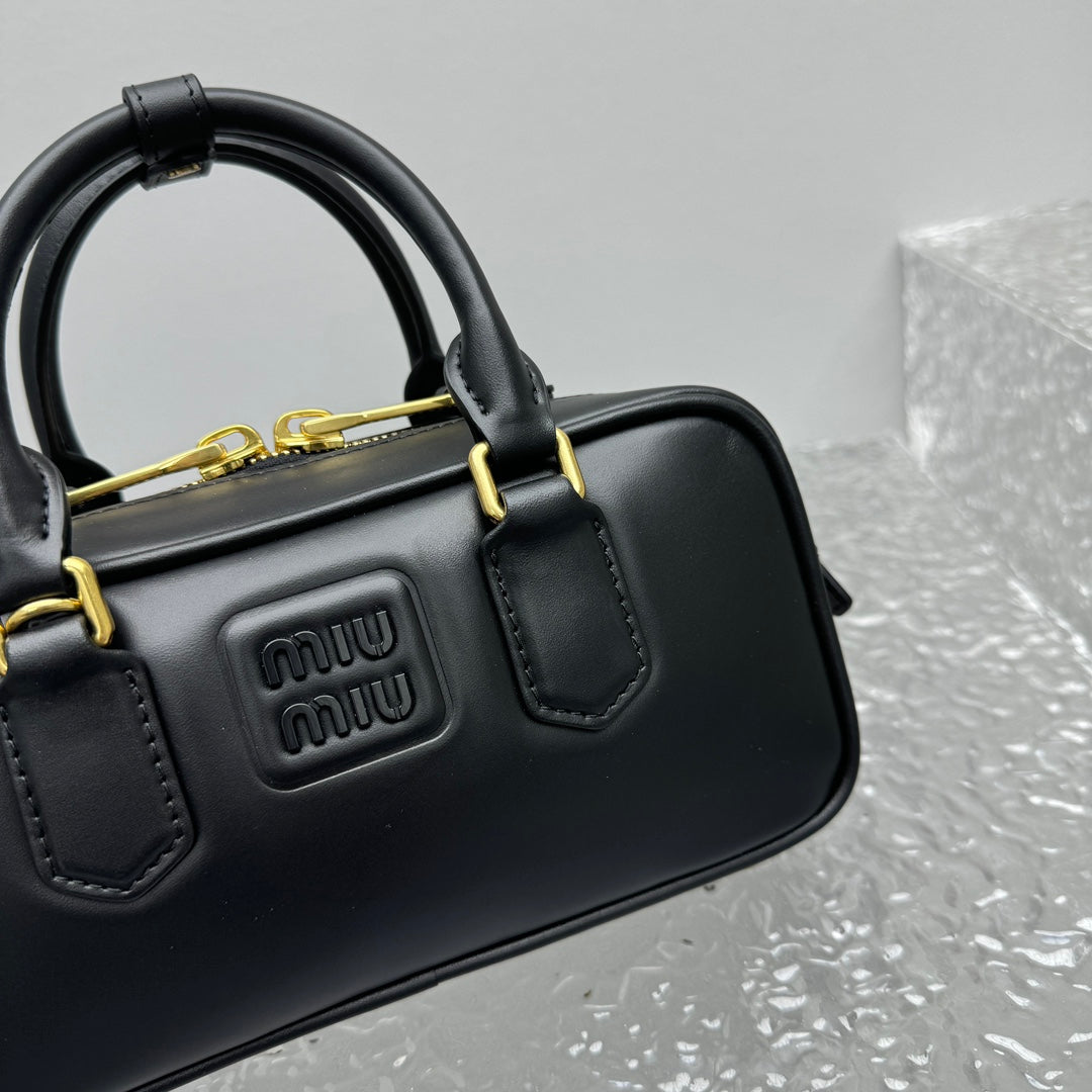 ＭＩ ＭＵ ARCADIE LEATHER BAG BLACK