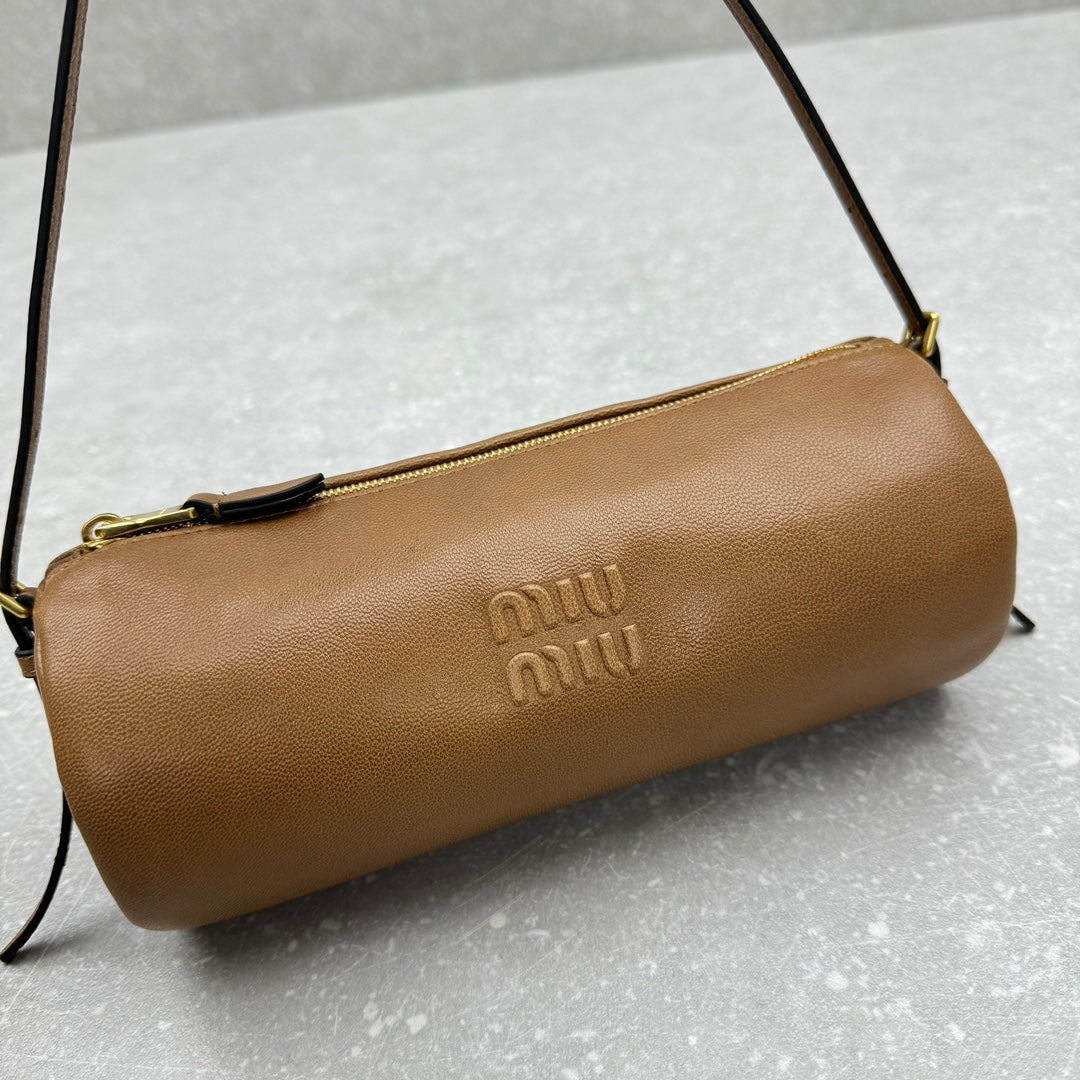 ＭＩ ＭＵ NAPPA LEATHER POUCH OAK