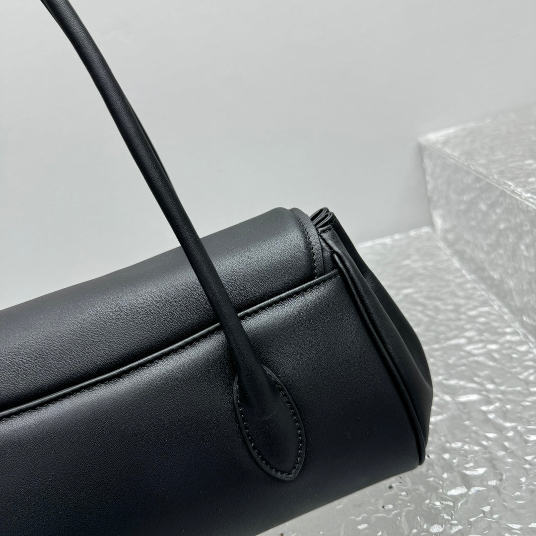 ＭＩ ＭＵ  LEATHER SHOULDER BAG BLACK