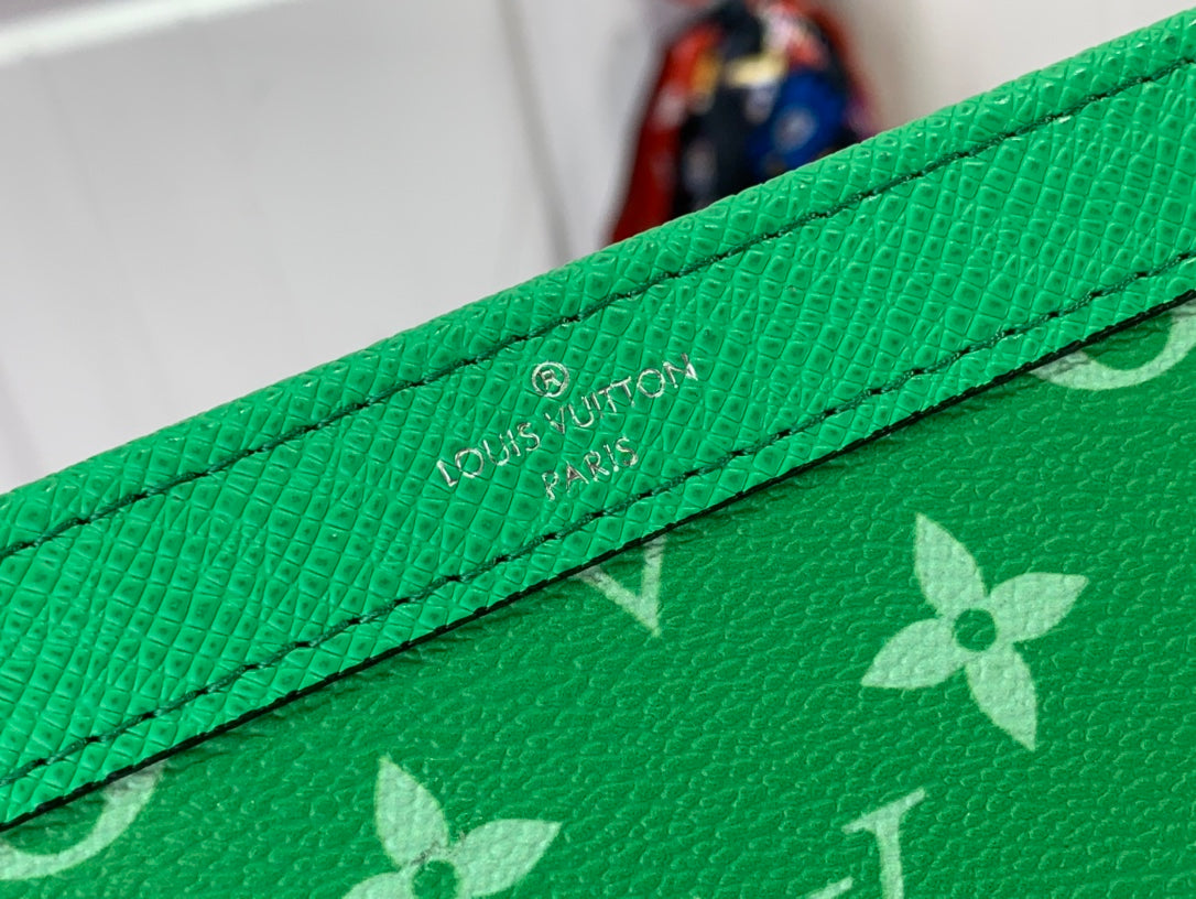 ＬＳ ＶＴＴＯＮ GASTON WEARABLE WALLET GREEN