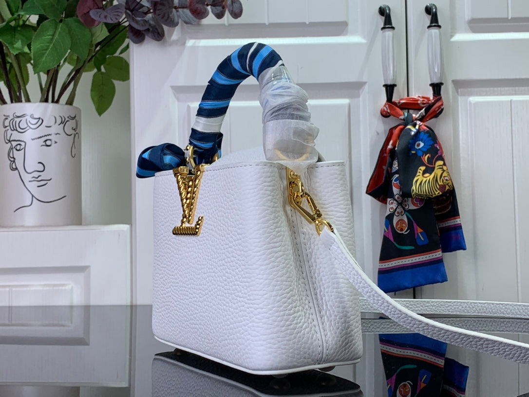 ＬＳ ＶＴＴＯＮ CAPUCINES BB BAG BLACK/WHITE