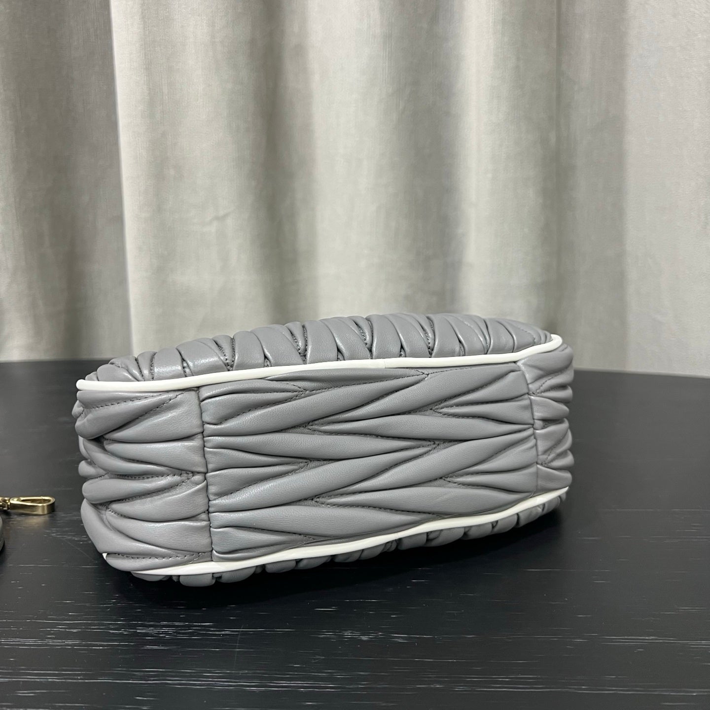 ＭＩ ＭＵ MATELASSÉ NAPPA LEATHER TOP HANDLE BAG SILVER