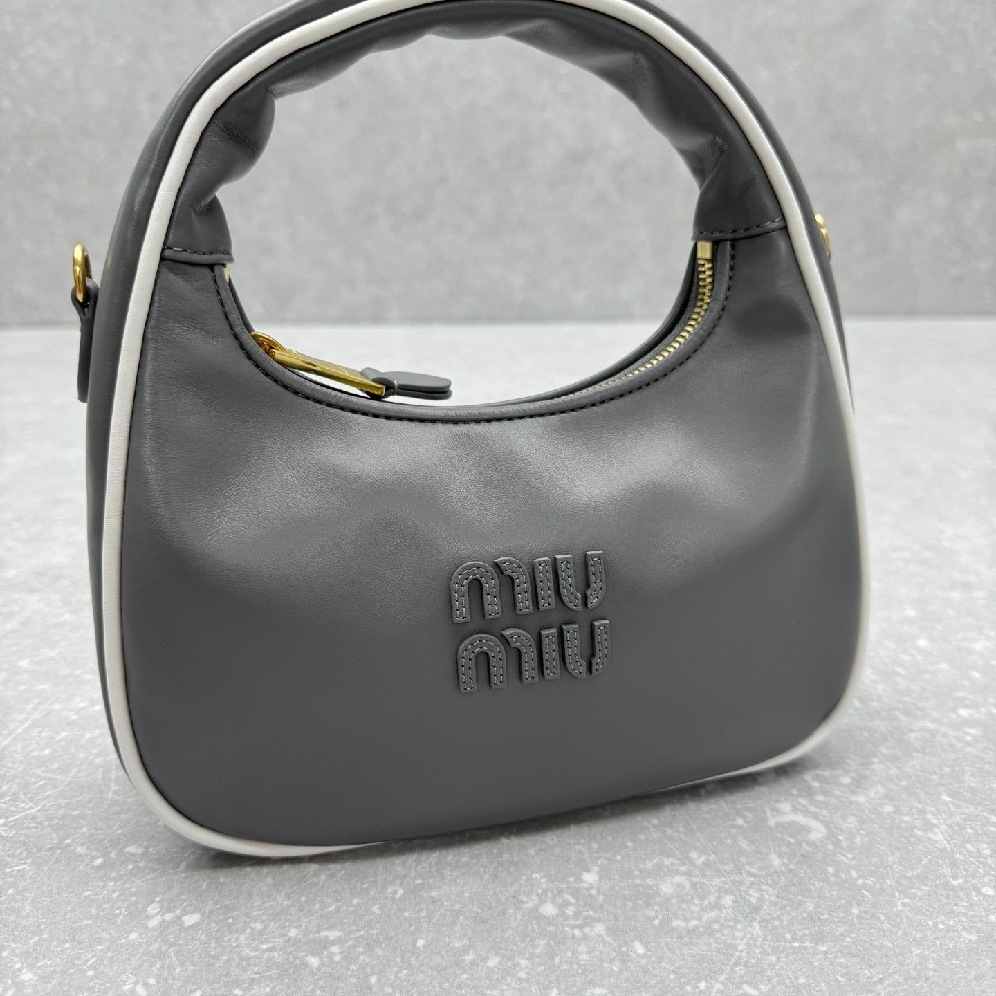 ＭＩ ＭＵ MATELASSÉ LEATHER CROSSBODY BAG GRAY