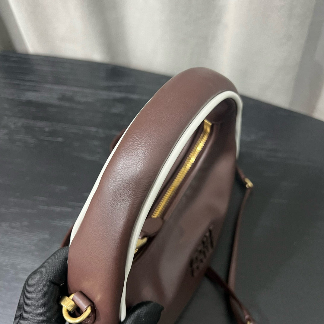 ＭＩ ＭＵ MATELASSÉ LEATHER CROSSBODY BAG BROWN