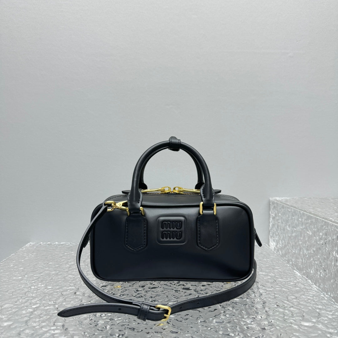 ＭＩ ＭＵ ARCADIE LEATHER BAG BLACK