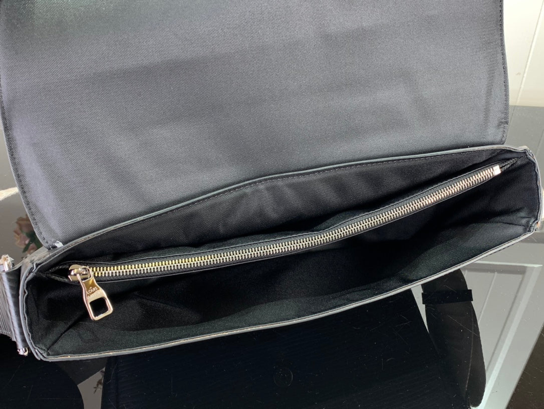 ＬＳ ＶＴＴＯＮ MONTSOURIS MESSENGER BLACK