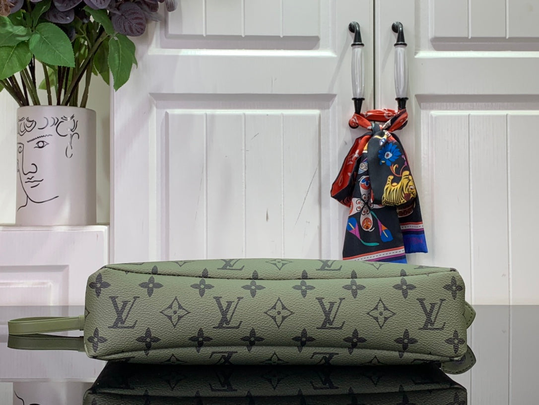 ＬＳ ＶＴＴＯＮ TOILETRY POUCH