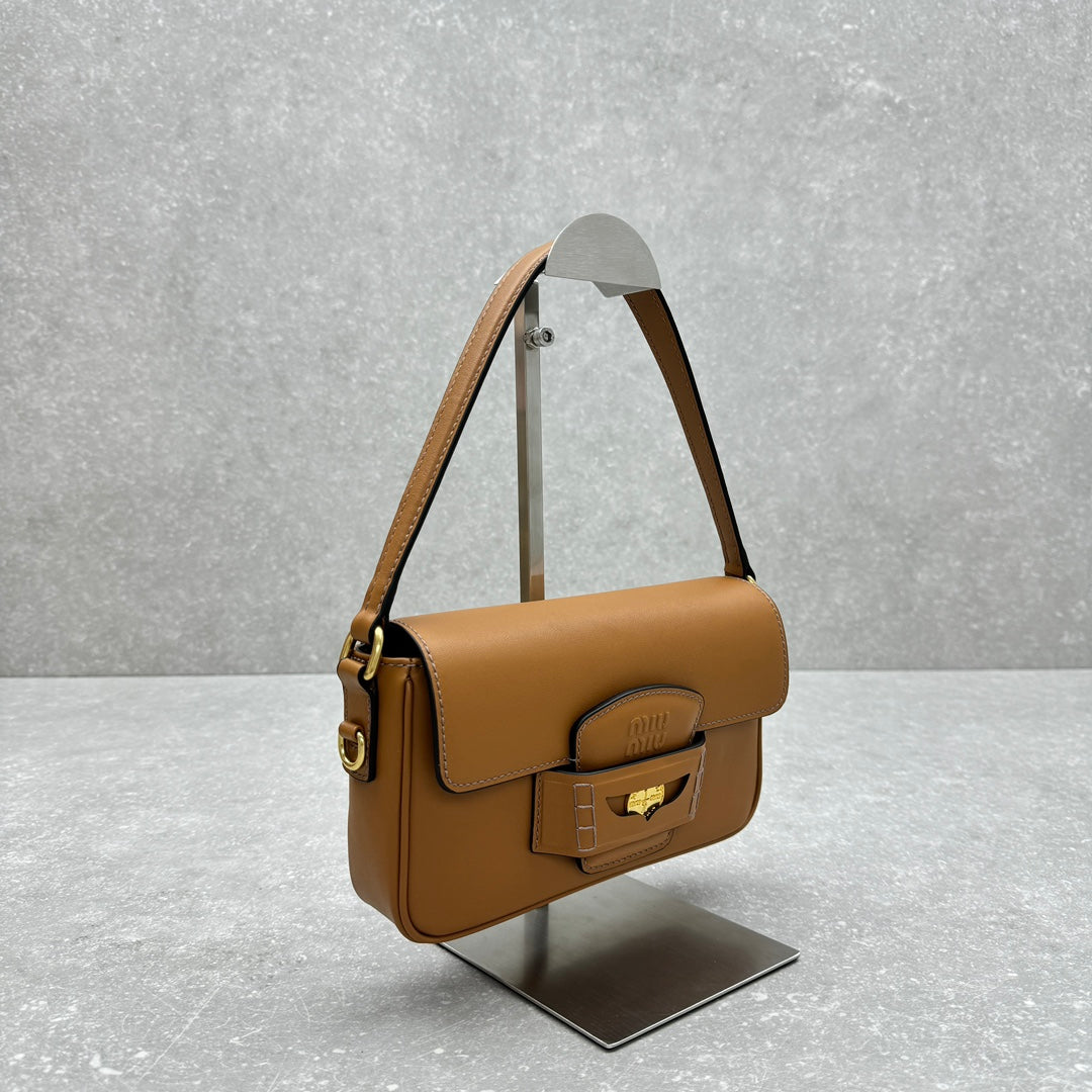 ＭＩ ＭＵ PENNY NAPPA LEATHER SHOULDER BAG COGNAC
