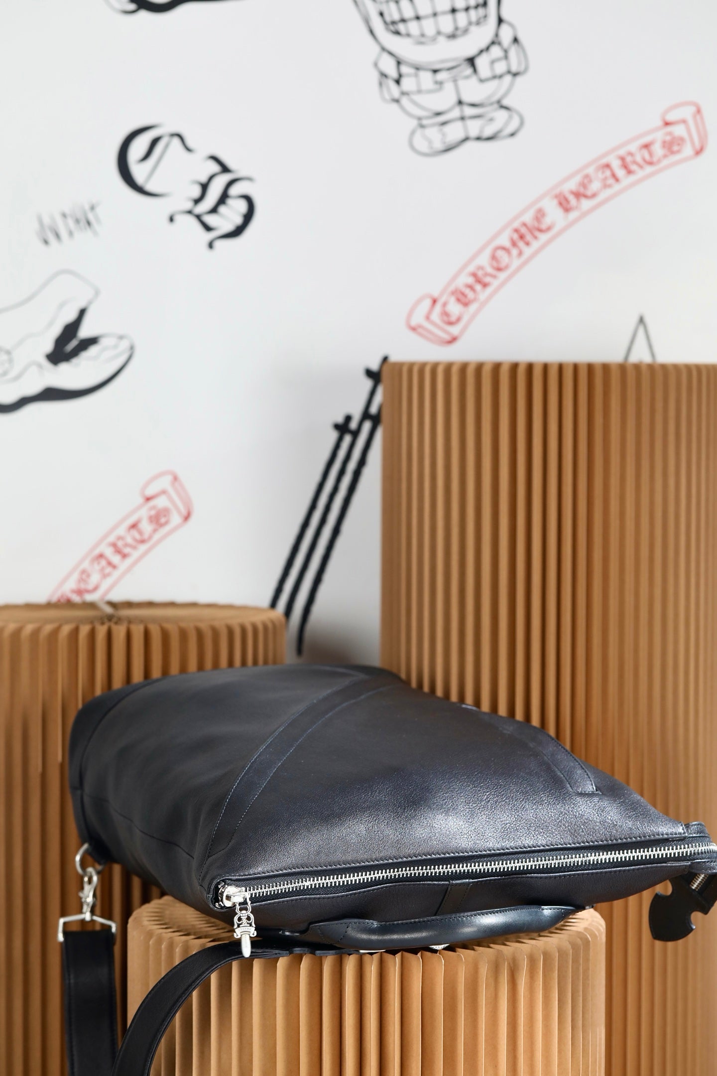 ＣＨＲＭ ＨＲＴＳ LEATHER DOUBLE SIDED SLING BACKPACK BLACK