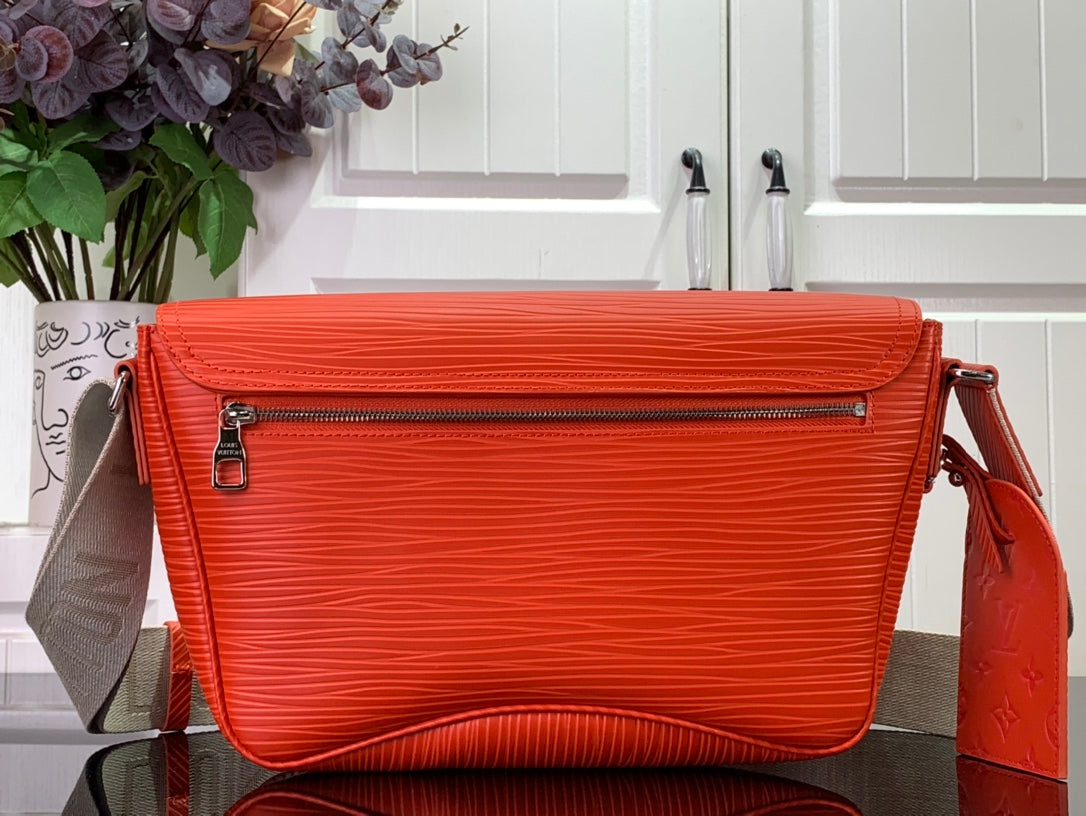 ＬＳ ＶＴＴＯＮ MONTSOURIS MESSENGER RED