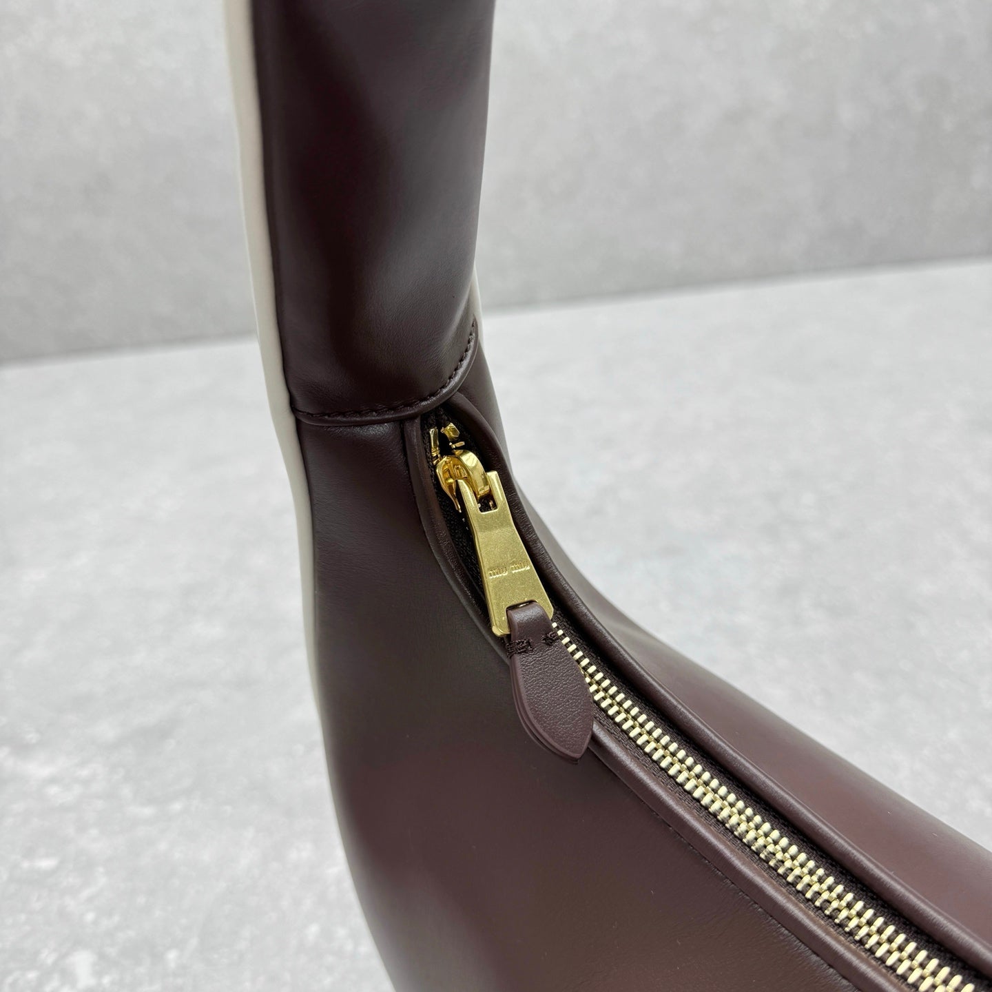 ＭＩ ＭＵ MATELASSÉ LEATHER TOTE BAG