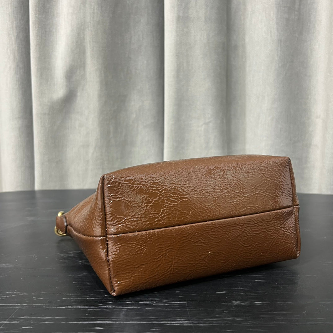 ＭＩ ＭＵ NAPLAK PATENT LEATHER POUCH PALISANDER