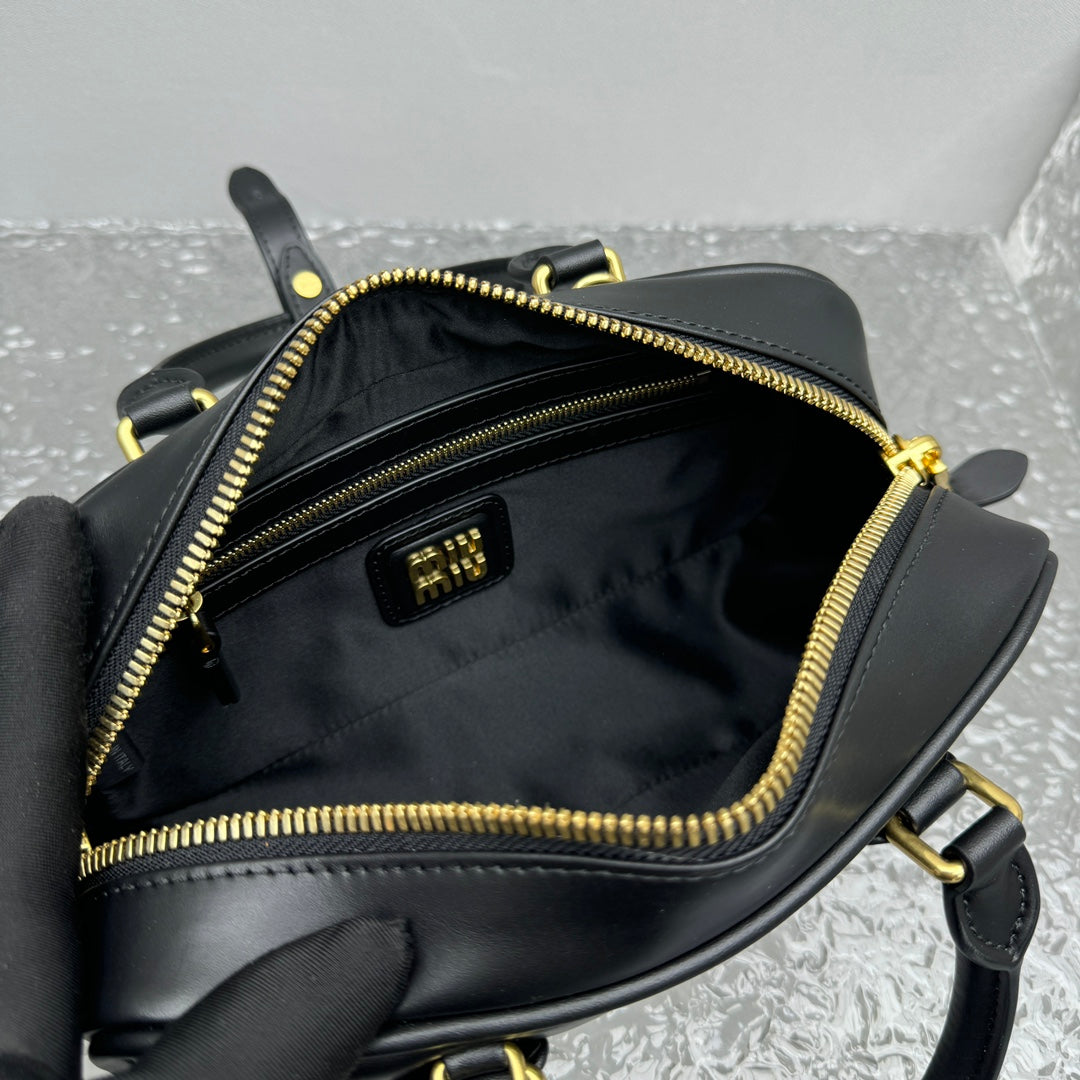 ＭＩ ＭＵ ARCADIE LEATHER BAG BLACK