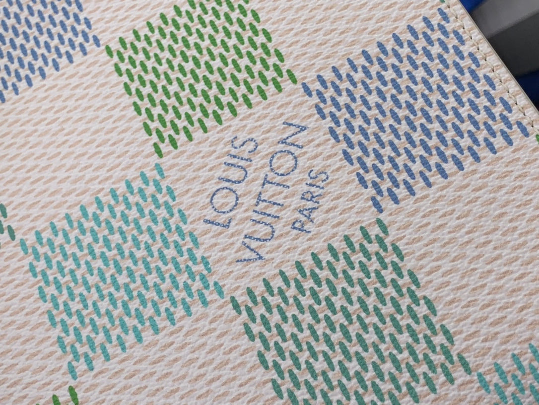 ＬＳ ＶＴＴＯＮ TOILETRY POUCH D15