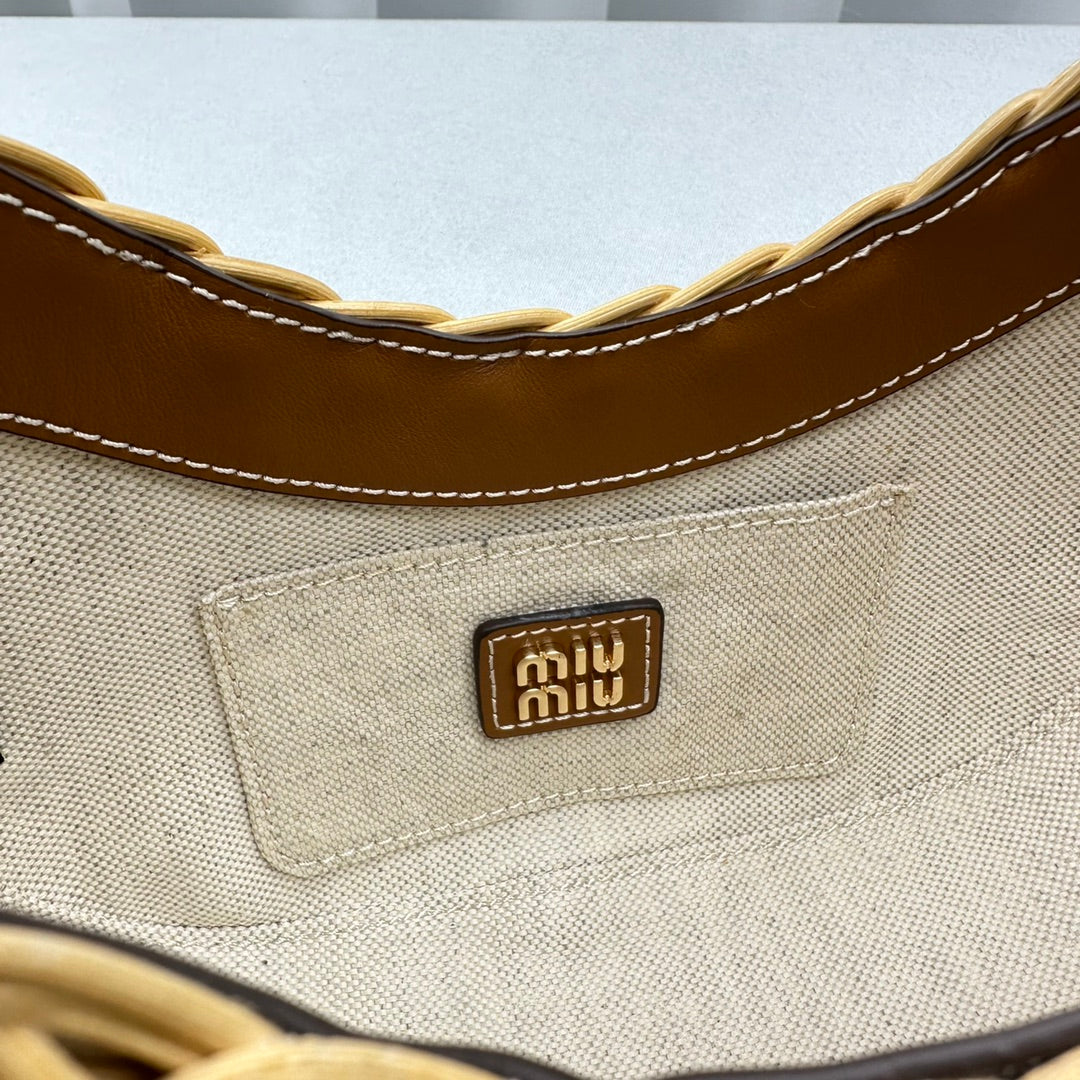 ＭＩ ＭＵ WANDER WICKER HOBO BAG TAN/CARAMEL
