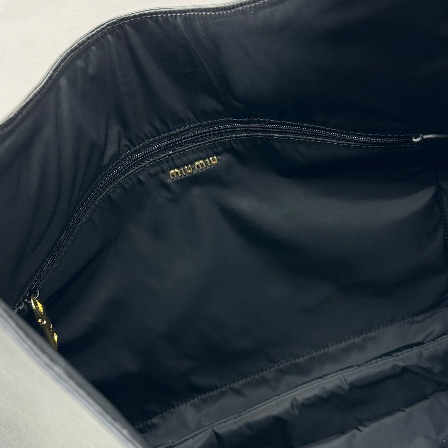 ＭＩ ＭＵ LEATHER HOBO BAG BLACK