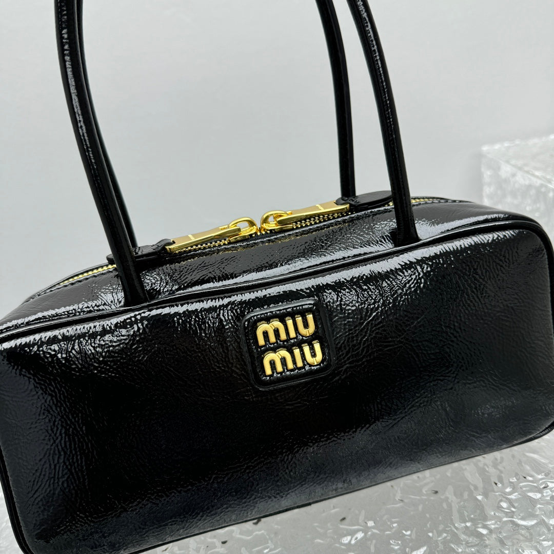 ＭＩ ＭＵ BEAU NAPLAK PATENT LEATHER BAG BLACK
