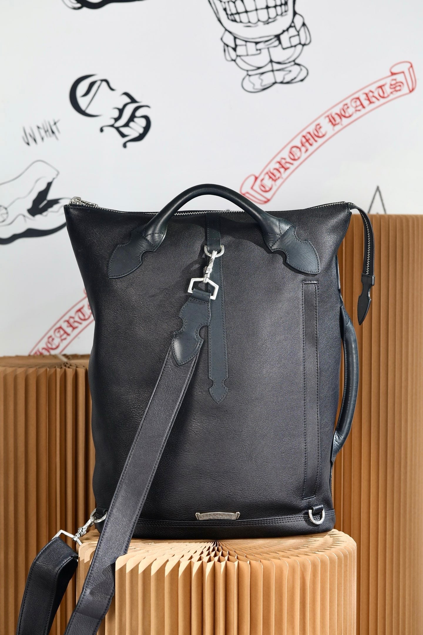 ＣＨＲＭ ＨＲＴＳ LEATHER DOUBLE SIDED SLING BACKPACK BLACK