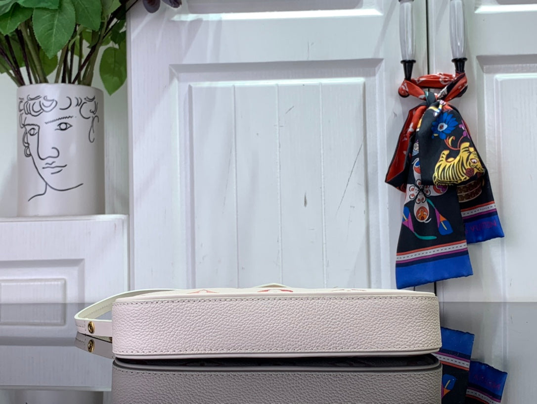 ＬＳ ＶＴＴＯＮ EASY POUCH ON STRAP