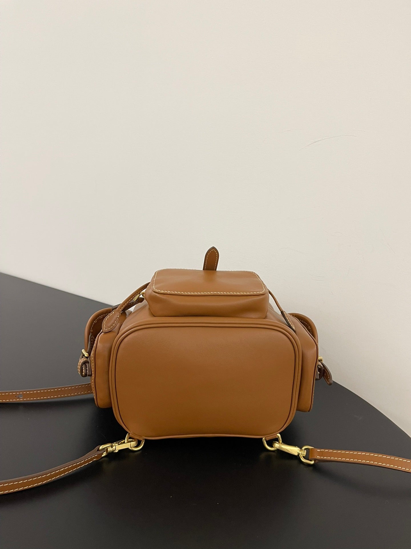 ＭＩ ＭＵ LEATHER BACKPACK COGNAC