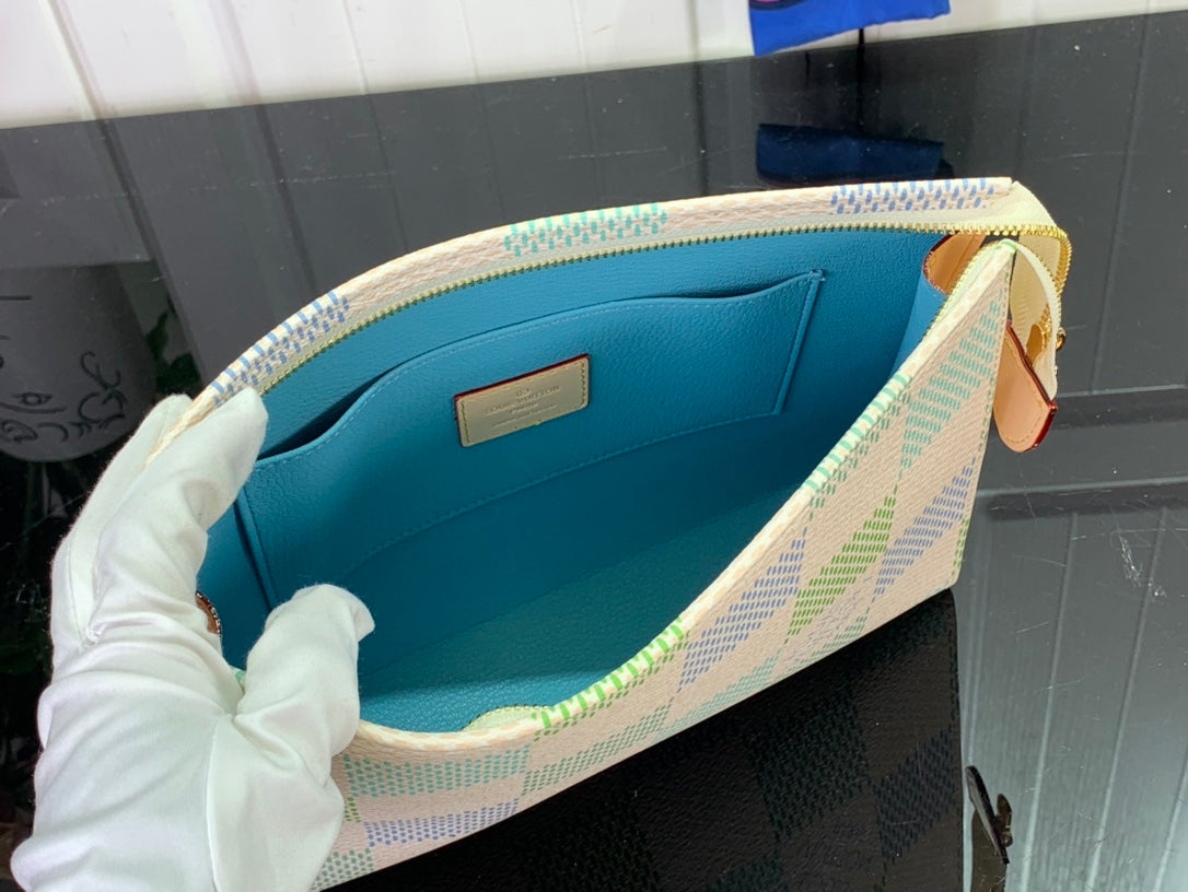 ＬＳ ＶＴＴＯＮ TOILETRY POUCH D15