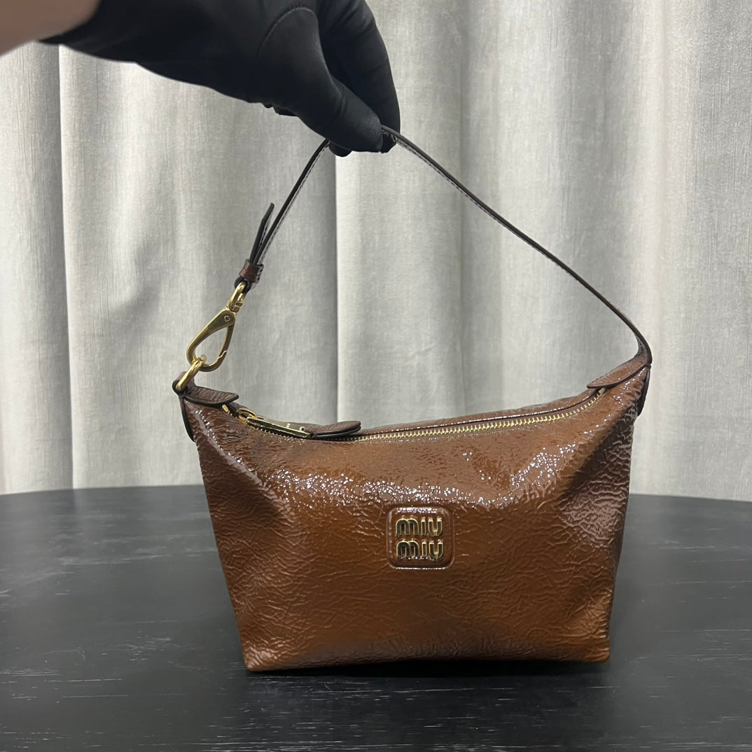 ＭＩ ＭＵ NAPLAK PATENT LEATHER POUCH PALISANDER