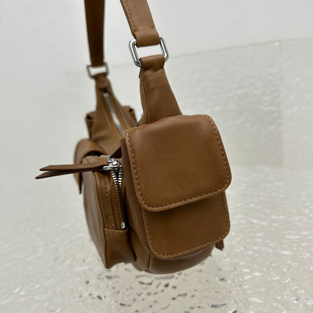 ＭＩ ＭＵ NAPPA LEATHER POCKET BAG OAK