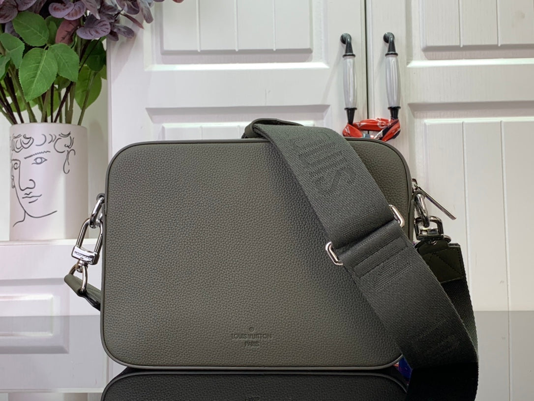 ＬＳ ＶＴＴＯＮ  SHOULDER BAG