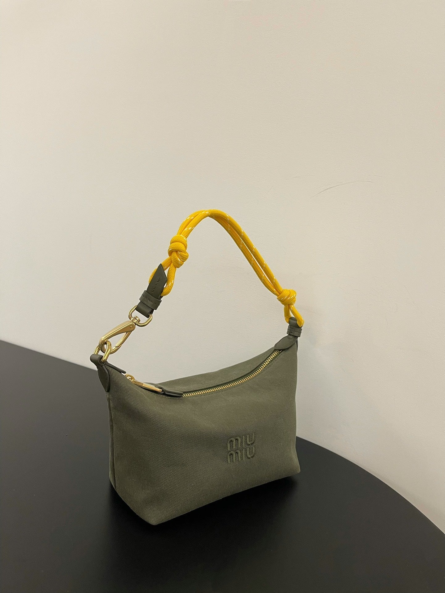 ＭＩ ＭＵ GABARDINE POUCH OLIVE GREEN