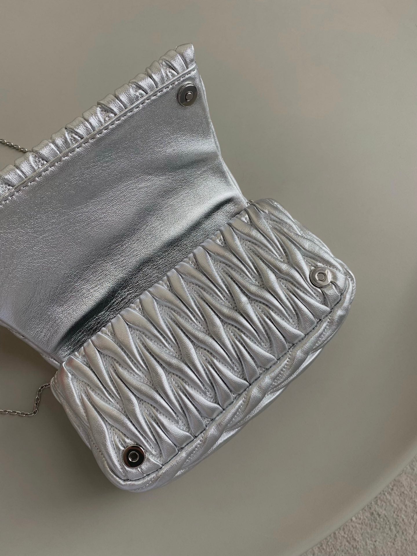 ＭＩ ＭＵ MATELASSÉ NAPPA LEATHER MINI-BAG SILVER