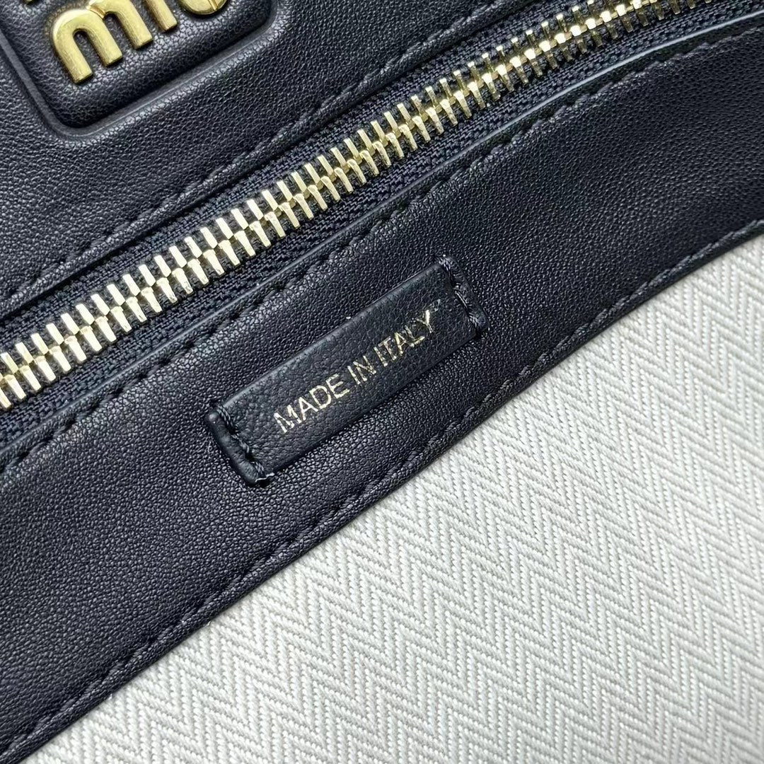 ＭＩ ＭＵ AVENTURE NAPPA LEATHER BAG MEDIUM  BLACK