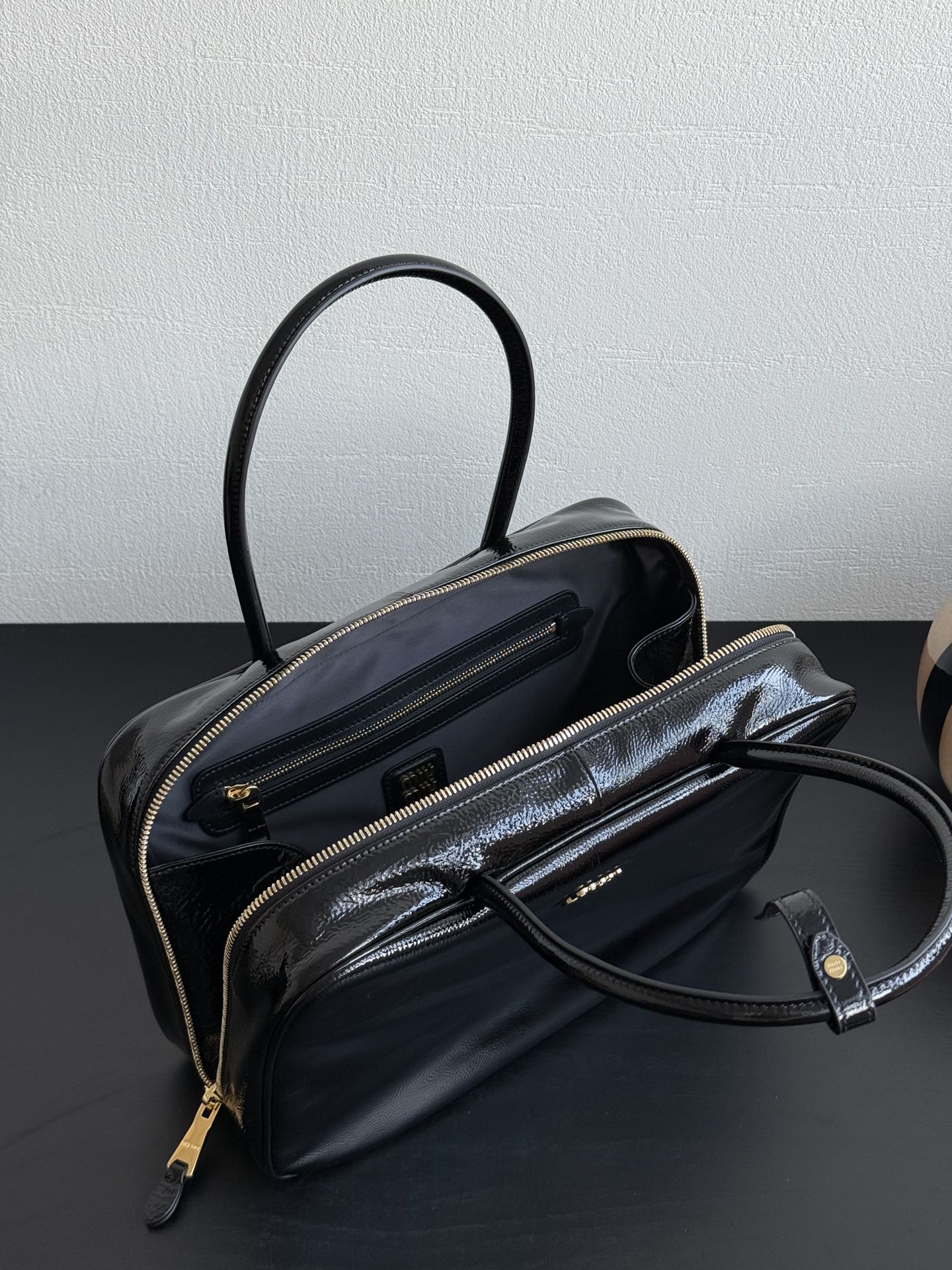 ＭＩ ＭＵ MATELASSÉ LEATHER TOTE BAG