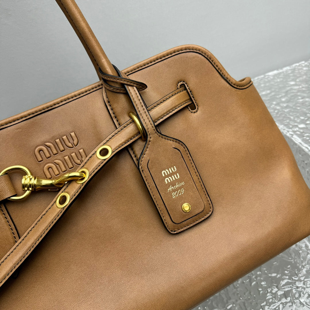 ＭＩ ＭＵ AVENTURE LEATHER TOTE BAG BRONZE